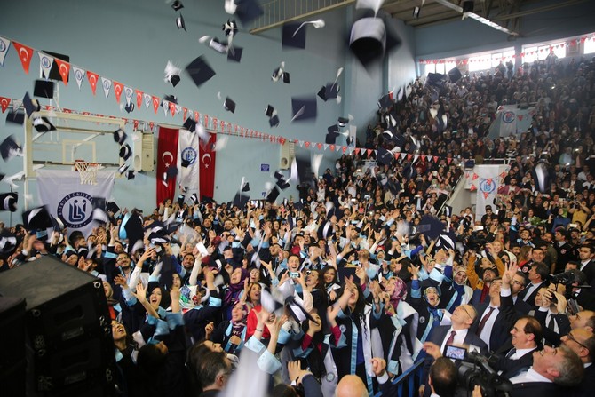 bayburt-universitesinde-mezuniyet-sevinci-yasandi-(1).jpg