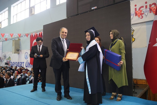 bayburt-universitesinde-mezuniyet-sevinci-yasandi-(17).jpg
