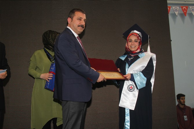 bayburt-universitesinde-mezuniyet-sevinci-yasandi-(22).jpg