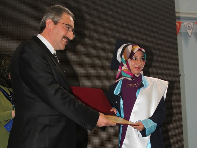 bayburt-universitesinde-mezuniyet-sevinci-yasandi-(23).jpg