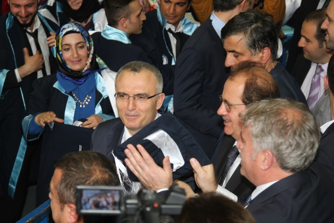 bayburt-universitesinde-mezuniyet-sevinci-yasandi-(27).jpg