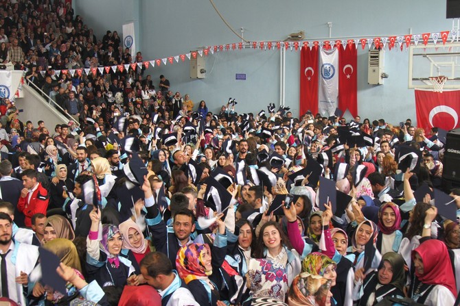 bayburt-universitesinde-mezuniyet-sevinci-yasandi-(28).jpg