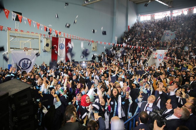 bayburt-universitesinde-mezuniyet-sevinci-yasandi-(3).jpg