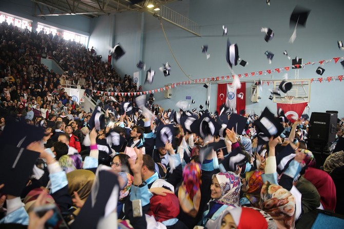 bayburt-universitesinde-mezuniyet-sevinci-yasandi-(4).jpg