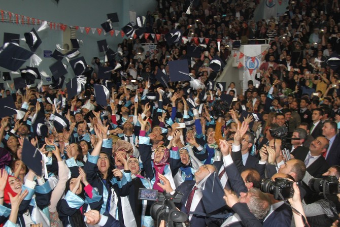 bayburt-universitesinde-mezuniyet-sevinci-yasandi-(5).jpg