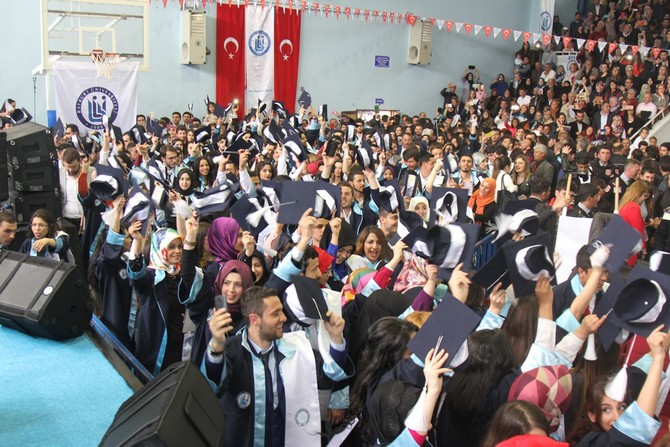 bayburt-universitesinde-mezuniyet-sevinci-yasandi-(8).jpg