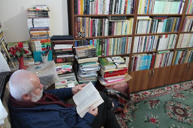 bayburtta-insan-ve-toplum-bilimleri-fakultesi-turk-dili-ve-edebiyati-bolumu-ogretim-uyesi-doc-dr-hasan-aktasin-65-kutuphaneyi-andiran-evinde-4-tiri-rahatca-doldurabilecek-yaklasik-50-bin-adet-kitabi.jpg