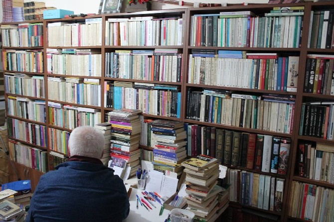 bayburtta-insan-ve-toplum-bilimleri-fakultesi-turk-dili-ve-edebiyati-bolumu-ogretim-uyesi-doc-dr-hasan-aktasin-67-kutuphaneyi-andiran-evinde-4-tiri-rahatca-doldurabilecek-yaklasik-50-bin-adet-kitabi.jpg