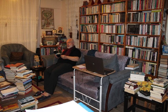 bayburtta-insan-ve-toplum-bilimleri-fakultesi-turk-dili-ve-edebiyati-bolumu-ogretim-uyesi-doc-dr-hasan-aktasin-68-kutuphaneyi-andiran-evinde-4-tiri-rahatca-doldurabilecek-yaklasik-50-bin-adet-kitabi.jpg