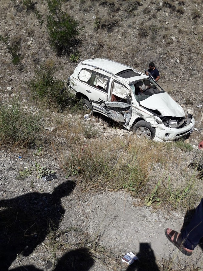 bayburtta-otomobil-devrildi-1-olu,-6-yarali-(2).jpg