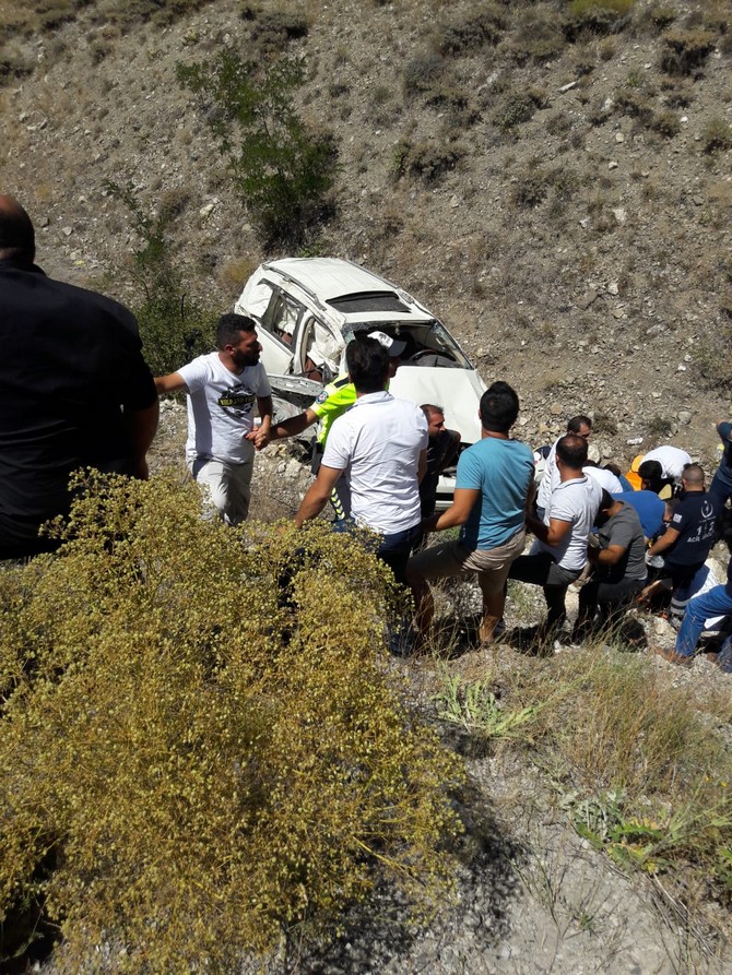 bayburtta-otomobil-devrildi-1-olu,-6-yarali-(4).jpg