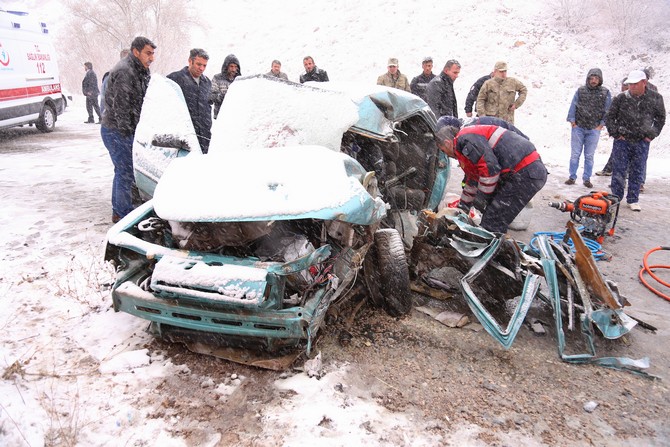 bayburtta-otomobil-ile-kamyon-carpisti-1-olu,-4-yarali-(3).jpg