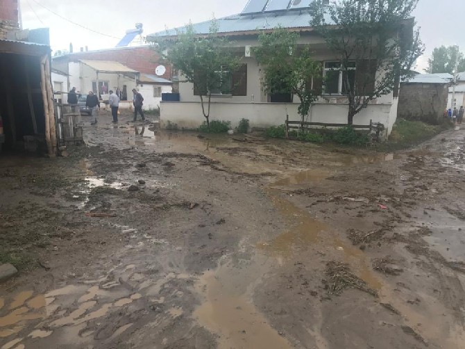bayburtta-sel-nedeniyle-ev-ve-ahirlari-su-basti-hayvanlar-telef-oldu-1.jpg
