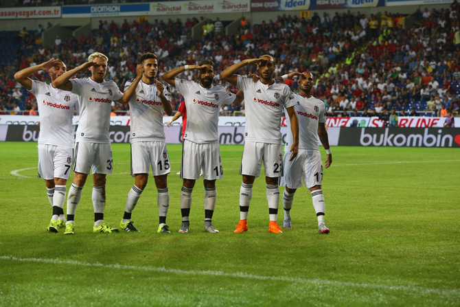 besiktasli-futbolculardan-asker-selami-001.jpg besiktasli-futbolculardan-asker-selami-001.jpg