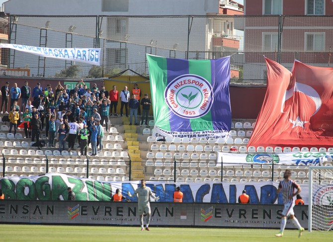 beycimento-bandirmaspor-ile-caykur-rizespor-bandirma-17-eylul-stadinda-karsilasti-9.jpg