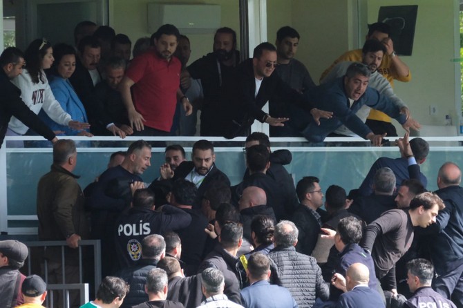 bodrumspor-caykur-rizespor-macinin-ardindan-iki-ekibin-yoneticileri-arasinda-arbede-yasandi-localara-girmeye-calisan-caykur-rizespor-yoneticilerine-guvenlik-gucleri-engel-oldu-1.jpg