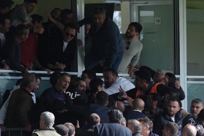 bodrumspor-caykur-rizespor-macinin-ardindan-iki-ekibin-yoneticileri-arasinda-arbede-yasandi-localara-girmeye-calisan-caykur-rizespor-yoneticilerine-guvenlik-gucleri-engel-oldu-4.jpg