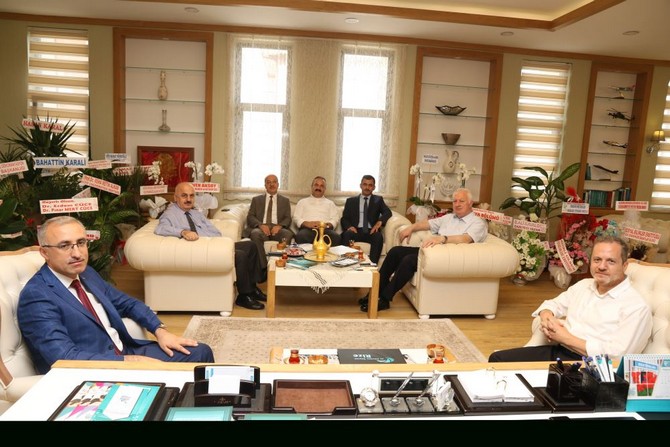 bolge-universite-rektorlerinden-rteu-rektorune-tebrik-ziyareti-(4).jpg