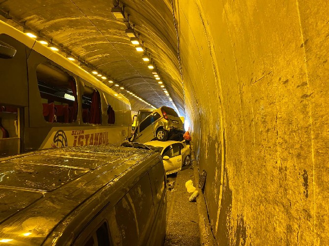 bolu-dagi-tuneli-icinde-18-arac-birbirine-girdi-2-001.jpg