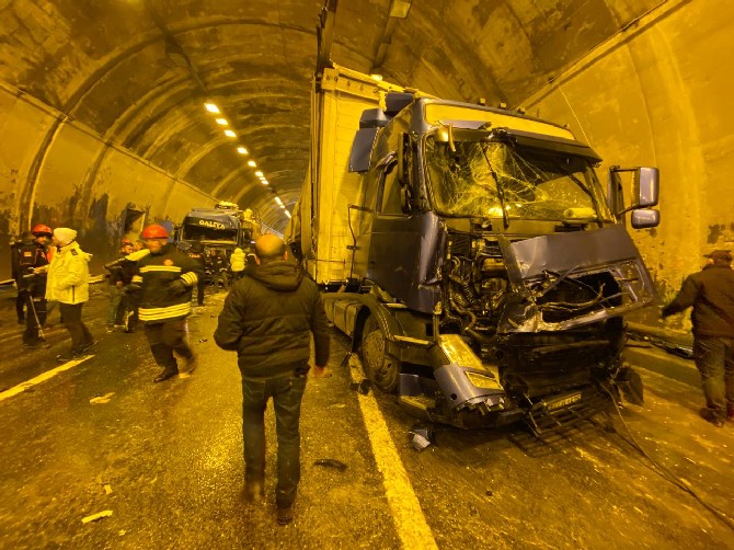 bolu-dagi-tuneli-icinde-18-arac-birbirine-girdi-5-001.jpg