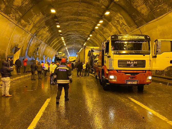 bolu-dagi-tuneli-icinde-18-arac-birbirine-girdi-6-001.jpg