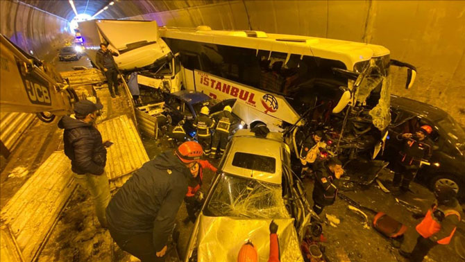 bolu-dagi-tunelinde-18-aracin-karistigi-ve-31-kisinin-yaralandigi-zincirleme-trafik-kazasinda-bacaklari-kopan-16-yasindaki-genc-hastanede-hayatini-kaybetti-kazada-agir-yaralanan-8-aylik-bebegin-ise-yogun-bakimda-verdigi-yasam-savasi-suruyor.jpg