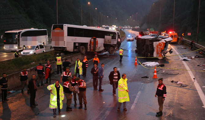 bolu-daginda-feci-kaza-6-kisi-olu-35-yarali1.jpg bolu-daginda-feci-kaza-6-kisi-olu-35-yarali1.jpg
