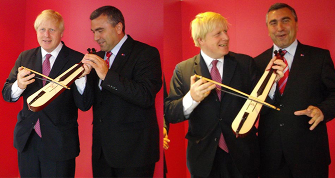 boris-johnson-ve-mehmet-okumus.jpg