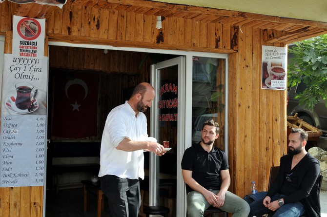 bu-kahvede-suzgecten-gecirilmis-cay-istemek-yasak-(7).jpg