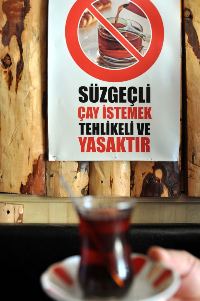 bu-kahvede-suzgecten-gecirilmis-cay-istemek-yasak.jpg