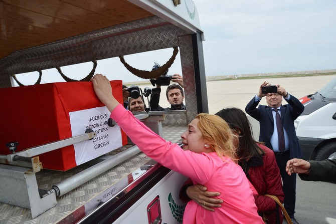 burak-canturkun-naasi,-giresuna-goturulmek-uzere-ordu-giresun-havalimanina-getirildi-(13).jpg