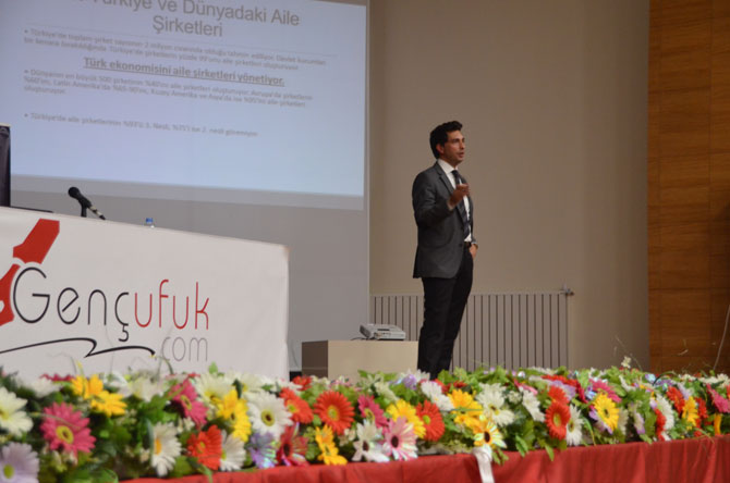 burak-kizilhandan-rizede-aile-sirketleri-kavraminin-turkiye-ve-dunya-ekonomisi-uzerindeki-rolu-konferansi-2.jpg burak-kizilhandan-rizede-aile-sirketleri-kavraminin-turkiye-ve-dunya-ekonomisi-uzerindeki-rolu-konferansi-2.jpg