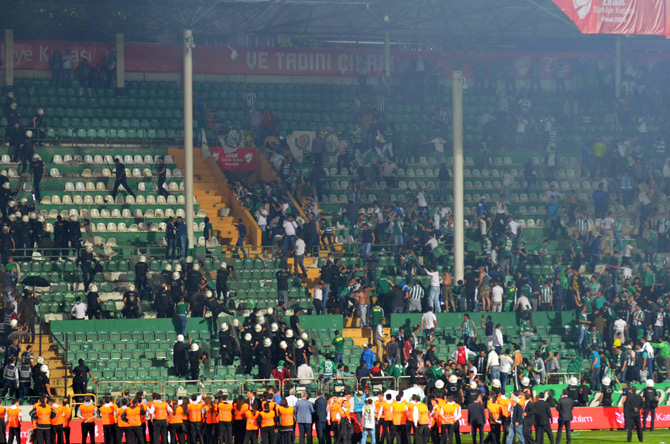 bursaspor-galatasaray-mac-sonrasi-tribunler-karisti-1.jpg bursaspor-galatasaray-mac-sonrasi-tribunler-karisti-1.jpg