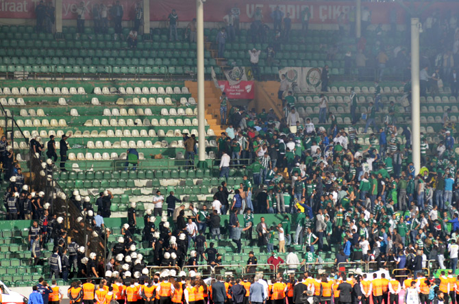 bursaspor-galatasaray-mac-sonrasi-tribunler-karisti2.jpg bursaspor-galatasaray-mac-sonrasi-tribunler-karisti2.jpg