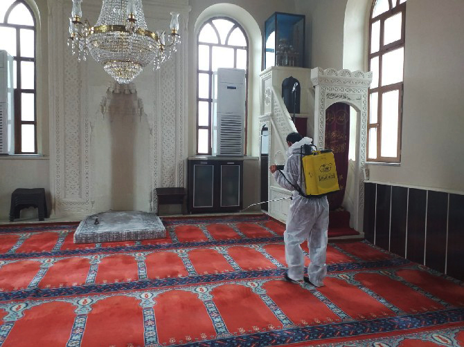 camiler-cuma-namazi-icin-dezenfekte-ediliyor-(1).jpg