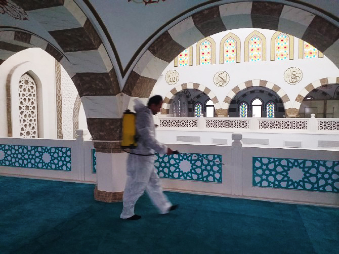 camiler-cuma-namazi-icin-dezenfekte-ediliyor-(2).jpg