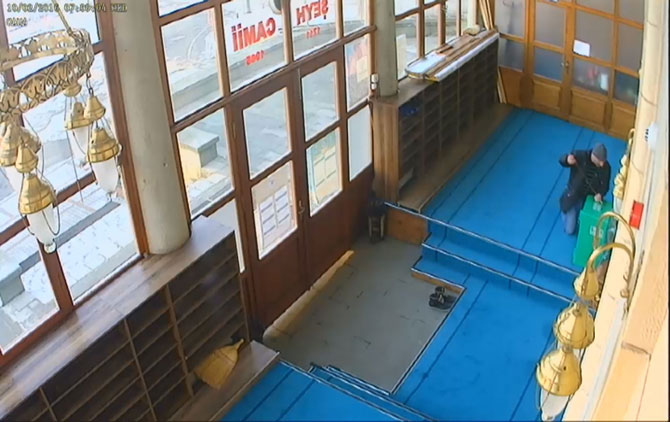 caminin-yardim-kutusundan-paralari-caldi1.jpg caminin-yardim-kutusundan-paralari-caldi1.jpg