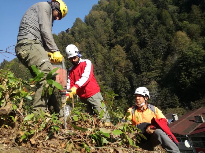 camlihemsinde-kaya-dusme-riskine-karsi-yamaclara-celik-ag-oruluyor-(1).jpg