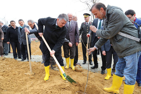 canakkale-zaferi’nin-100.-yili-nedeniyle-rizede-fidan-dikimi-1.jpg canakkale-zaferi’nin-100.-yili-nedeniyle-rizede-fidan-dikimi-1.jpg