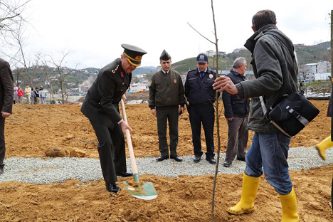 canakkale-zaferi’nin-100.-yili-nedeniyle-rizede-fidan-dikimi.jpg canakkale-zaferi’nin-100.-yili-nedeniyle-rizede-fidan-dikimi.jpg