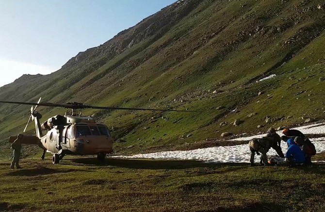 cansiz-bedenini-dagci-arkadaslari-helikoptere-boyle-tasimis-(2).jpg