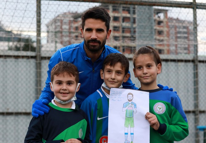 cay-ilkogretim-okulu-2-sinif-ogrencileri-caykur-rizesporlu-futbolculara-kendi-cizdigi-resimleri-hediye-etti-2.jpg
