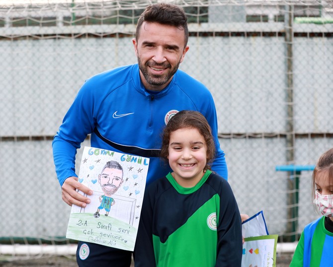cay-ilkogretim-okulu-2-sinif-ogrencileri-caykur-rizesporlu-futbolculara-kendi-cizdigi-resimleri-hediye-etti-3.jpg