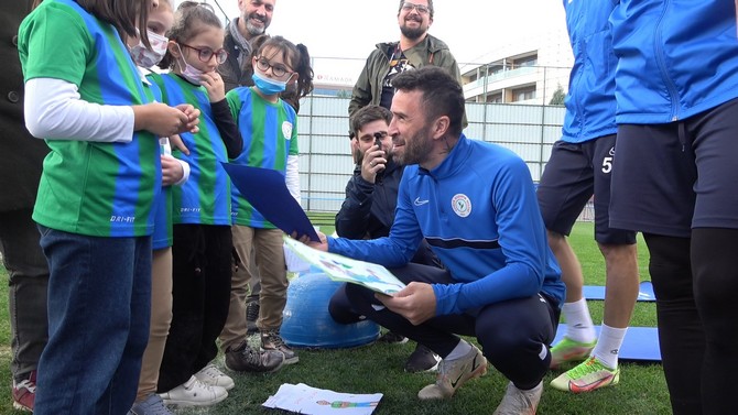 cay-ilkogretim-okulu-2-sinif-ogrencileri-caykur-rizesporlu-futbolculara-moral-ziyaretinde-bulunarak-futbolculara-kendi-cizdikleri-resimleri-hediye-etti-10.jpg
