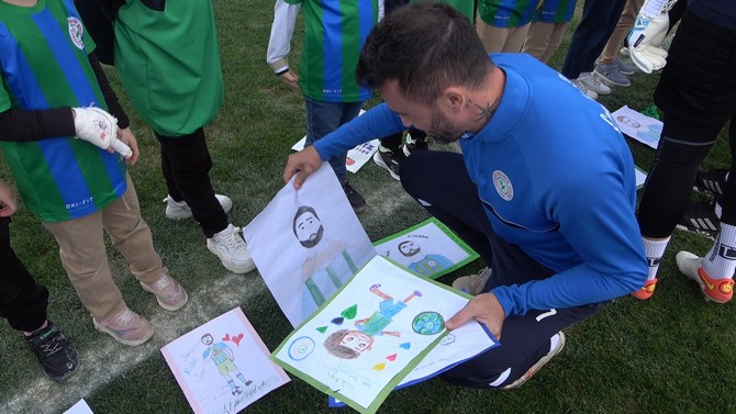 cay-ilkogretim-okulu-2-sinif-ogrencileri-caykur-rizesporlu-futbolculara-moral-ziyaretinde-bulunarak-futbolculara-kendi-cizdikleri-resimleri-hediye-etti-8.jpg