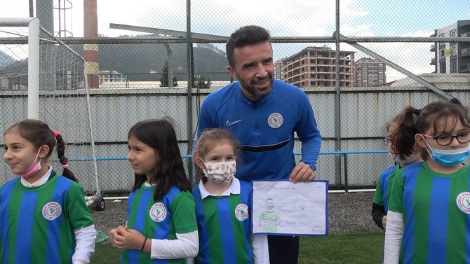 cay-ilkogretim-okulu-2-sinif-ogrencileri-caykur-rizesporlu-futbolculara-moral-ziyaretinde-bulunarak-futbolculara-kendi-cizdikleri-resimleri-hediye-etti-9.jpg