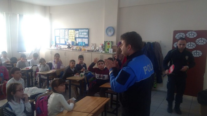 cay-ilkokulunda-ogrenim-goren-40-ogrenciye-yabanci-sahislara-karsi-yapmalari-gereken-davranislar-anlatildi-(4).jpg