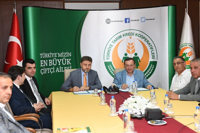 cay-isletmeleri-genel-mudurlugu-ile-turkiye-tarim-kredi-kooperatifleri-merkez-birligi-arasinda,-is-birligi-protokolu-imzalandi.--(1).jpg