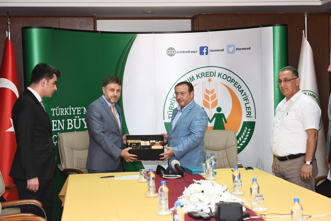 cay-isletmeleri-genel-mudurlugu-ile-turkiye-tarim-kredi-kooperatifleri-merkez-birligi-arasinda,-is-birligi-protokolu-imzalandi.--(2).jpg