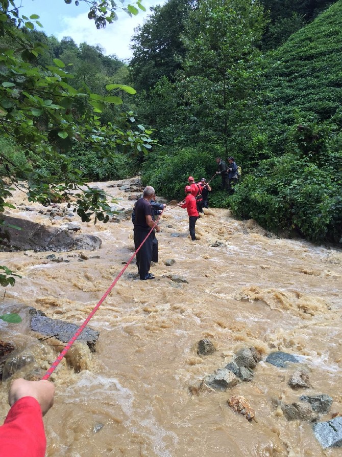 cay-toplamak-isterken-mahsur-kalan-7-kisi-akut-ekipleri-tarafindan-kurtarildi-(3).jpg